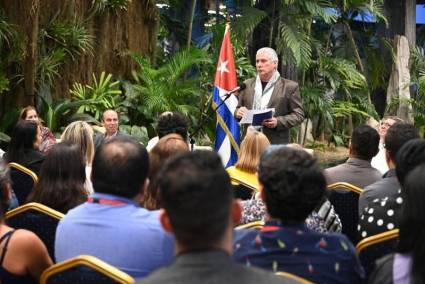 Díaz-Canel con protagonistas del 3er. Coloquio Internacional Patria