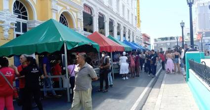 La magia de la literatura inunda los alrededores del parque Céspedes, en Santiago de Cuba