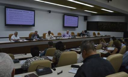 Asiste Presidente cubano a reunión del Ministerio de Finanzas y Precios