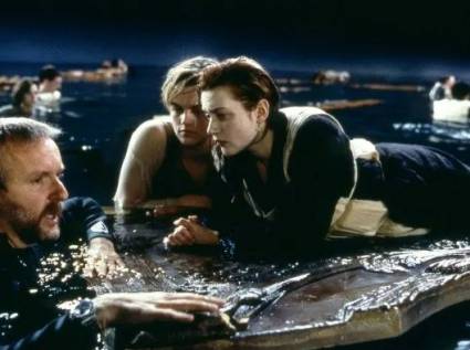 El director James Cameron con los actores  Leonardo Di Caprio y  Kate Winslet durante el rodaje de la escena donde Jack muere