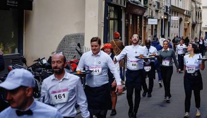 Camareros caminan a toda velocidad por París