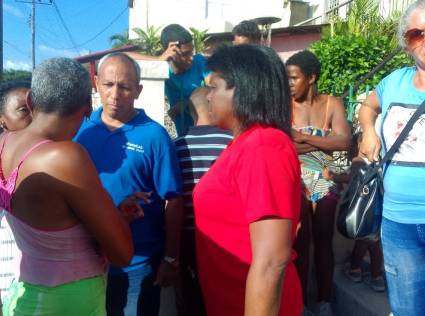 Beatriz Jhonson Urrutia, primera secretaria del Partido en Santiago de Cuba, ofreció directamente información a los pobladores del territorio sobre sus reclamos y preocupaciones este domingo.