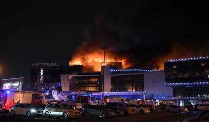 Incendio tras el tiroteo masivo en la sala de conciertos en Moscú