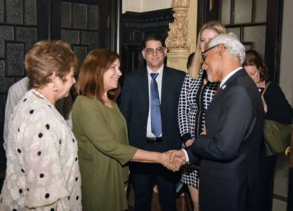 Ana María Mari Machado, vicepresidenta de la Asamblea Nacional del Poder Popular, y Jagan Chapagain, director ejecutivo de la Federación Internacional de Sociedades de la Cruz Roja y de la Media Luna Roja