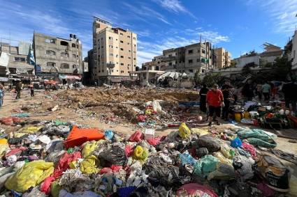 El patio del hospital arrasado por buldoceres militares de israel