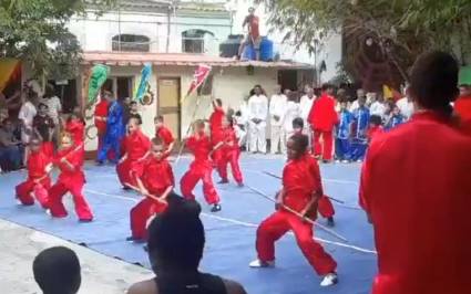 Niños durante una práctica en la Escuela Cubana de Wushu