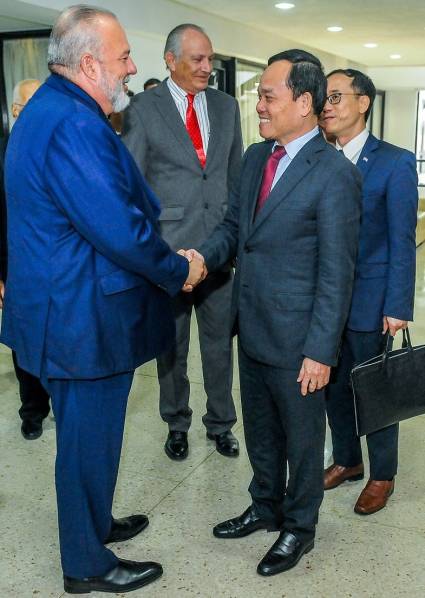 Intercambio que sostuvo el miembro del Buró Político y primer ministro, Manuel Marrero Cruz, con el vice primer ministro de Vietnam, Tran Luu Quang