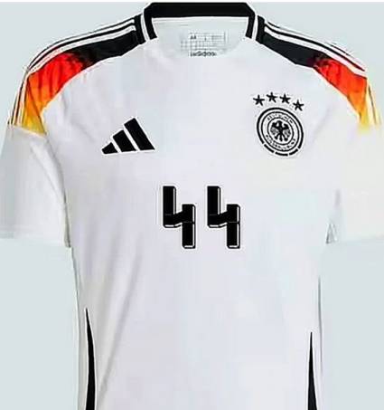 Autoridades del fútbol alemán fueron conminadas a rediseñar el número 4 en las camisetas nacionales