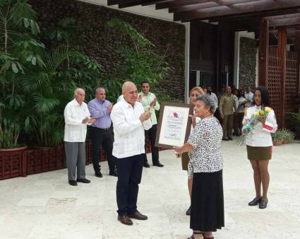 Los reconocimientos fueron entregados por el miembro del Buró Político Roberto Morales Ojeda, Secretario de Organización del Comité Central del Partido, y el Comandante del Ejército Rebelde José Ramón Machado Ventura