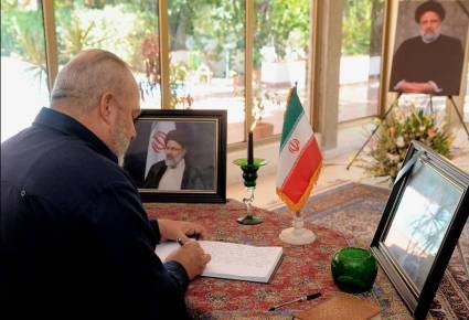 Firma del libro de condolencias tras el fallecimiento del presidente de Irán