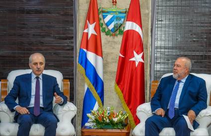 Primer ministro, Manuel Marrero Cruz, con Numan Kurtulmuş, presidente de la Gran Asamblea Nacional de Türkiye