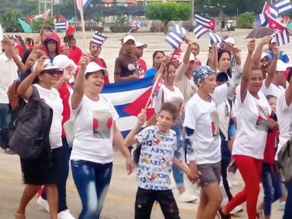 El desfile que desafió la lluvia