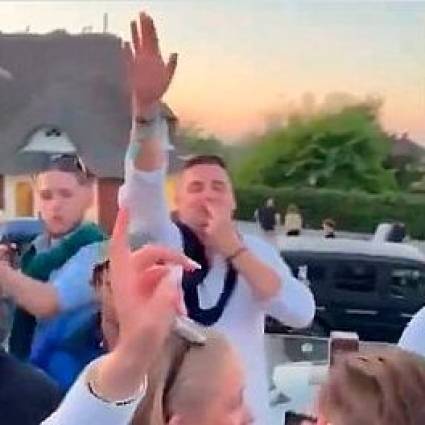 Jóvenes cantando Alemania para los alemanes