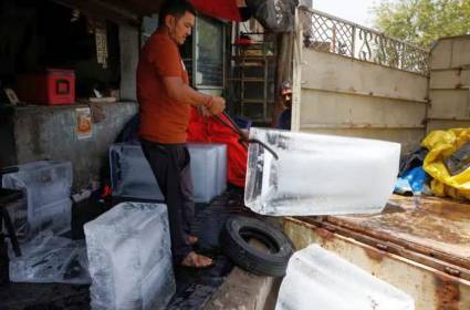 Debido al calor severo, las ventas de bloques de hielo se han disparado