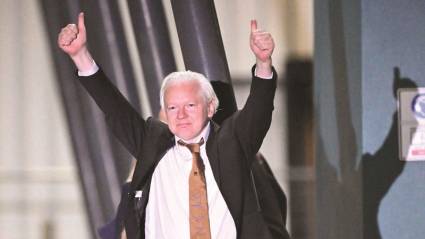 Assange llega a casa, victorioso.