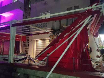 Desplome de balcón en altos de cafetería El Tablazo en La Habana