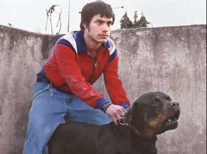Gael García Bernal interpreta a Octavio en Amores perros.