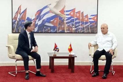 Morales Ojeda con representante partidista vietnamita.