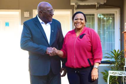 Valdés Mesa intercambia con vicesecretaria general del Congreso Nacional Africano