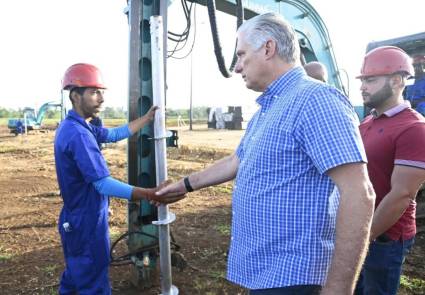 Presidente cubano recorre centros económicos de La Habana