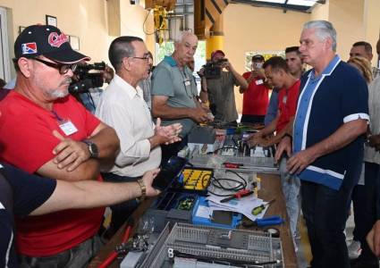 El Presidente cubano también recorrió la mipyme.