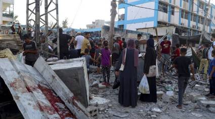 Escenario tras un ataque aéreo israelí a una escuela en Gaza