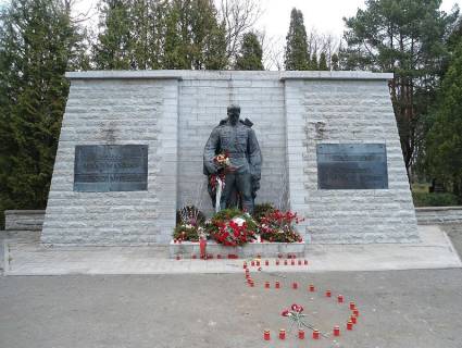 Soldado de Bronce de la colina de Tõnismaë al Cementerio de las Fuerzas de Defensa