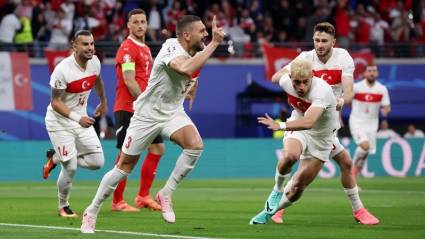 Demiral marcó dos goles en la victoria turca.