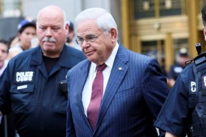 Bob Menéndez sale del juicio en que fue declarado culpable