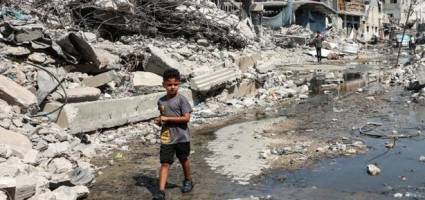 Un niño palestino camina entre los escombros del campamento de refugiados de Jabaliya 14 de agosto 2024