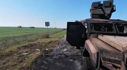 Carro militar ucraniano destruido
