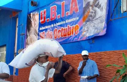 Las 800 toneladas de harina de trigo que comenzaron a distribuirse hoy por la Panadería La Vivoreña, del municipio capitalino de Diez de octubre,  se dirigirán a las provincias de Pinar del Río, Artemisa, Mayaquebe, La Habana y Matanzas