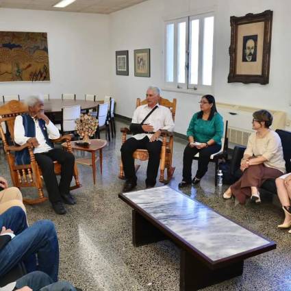 Presidente de Cuba dialoga con Wole Soyinka