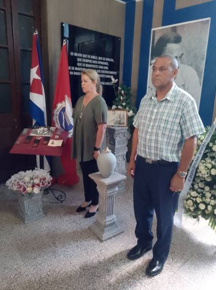 Isdalys Rodríguez, segunda secretaria de la CTC, y Osmar Ramírez, secretario en Matanzas, se unieron a la guardia de honor