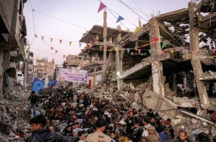 Palestinos hacen fila para recibir donaciones de comida