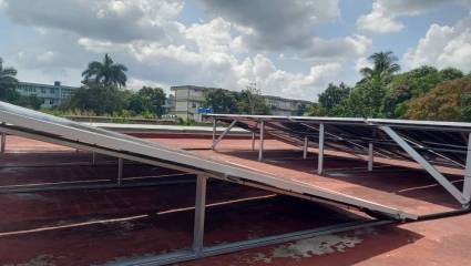 La instalación de paneles solares alivia la vida al interior del hogar de ancianos villaclareño.