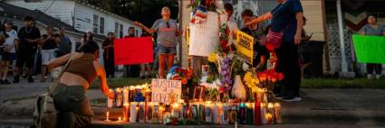 Rinden homenaje a Lorenzo Salgado con memorial donde fue asesinado por el ICE en Houston. Getty Images