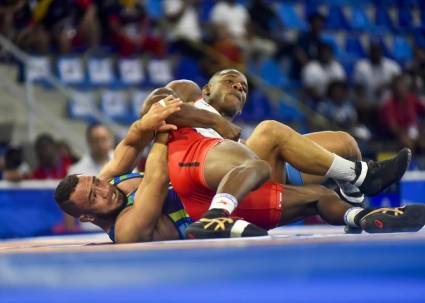 Geannis Garzón controla a su adversario en la lucha por el oro centroamericano. Abel Rojas Ballobre