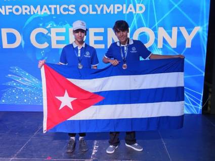 Mauricio Cruz Siles (izquierda) alcanzó la medalla de plata y Andy Ernesto Sánchez Pérez, también de Villa Clara, la de bronce.