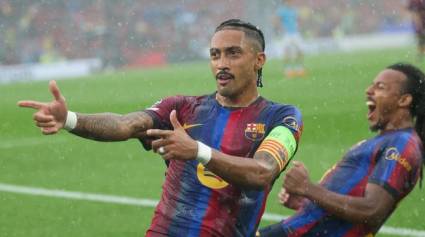 Bajo una intensa lluvia que empapó Cataluña, Raphinha se vistió de héroe en el debut del Barcelona en Europa.