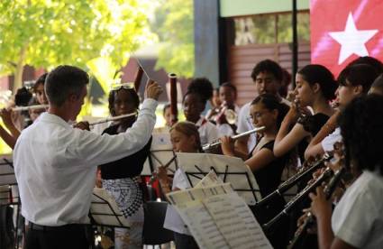Flautas, violines y sueños educativos