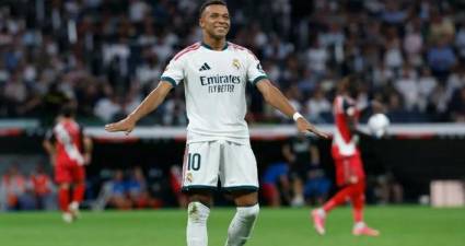 Pie de foto: Una noche más Kylian Mbappé guió con sus goles al Real Madrid al éxito en la liga española de fútbol.