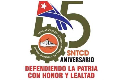 Felicita Raúl a trabajadores civiles de la Defensa