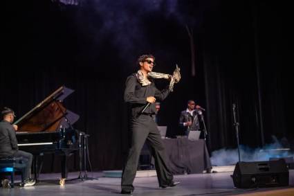 Mamá Estoy Brillando conectó con la juventud en el Teatro Sauto