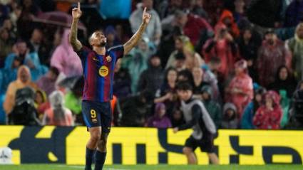 Gabriel Jesús celebra bajo la lluvia su primer gol con la casaca del Barca