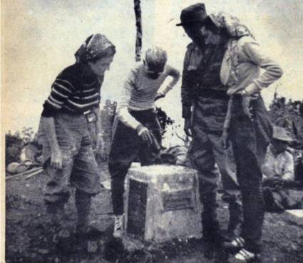 El doctor Manuel Sánchez Silveira, colocando el acta oficial de la expedición en la urna que existía en el Pico Turquino. Aparecen también en la foto Jilma Madera, Aníbal T Díaz y Celia Sánchez