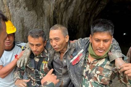 Militares trasladan a un ciudadano chino rescatado de un túnel de 225 metros en el proyecto hidroeléctrico Upper Trishuli-1, en Rasuwa, tras las inundaciones