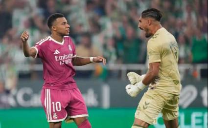 Álvaro Valles celebra en la cara de Kylian Mbappé una parada que vale tres puntos.