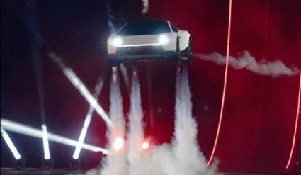 Al nuevo Tesla Roadster lo hicieron saltar sobre varios coches aparcados