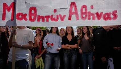 Unos 15 000 manifestantes en concentración de estudiantes y profesores en Atenas.